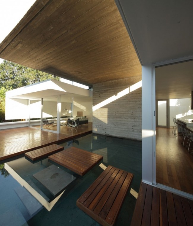 Modernes Haus Flachdach Holzdeck Trittsteine Wasserteich Glaswand-Innenraum