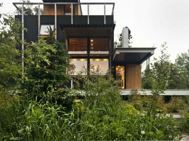 Modernes Haus-Hütte am Hang Panoramafenster-schwarze Fassade