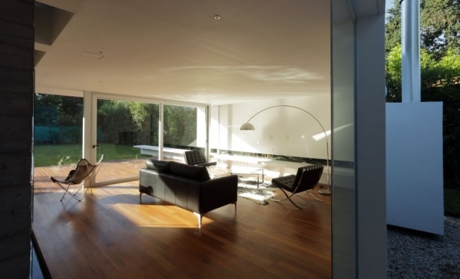 Modernes Haus Holzboden Belag Innere Wohnzimmer-große Glasfassade-bunker house