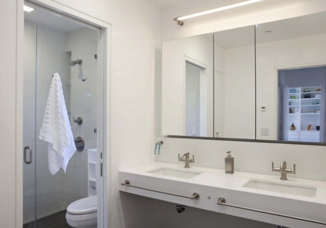 Null-Energie-Haus badezimmer weiß traditionell spiegelschrank
