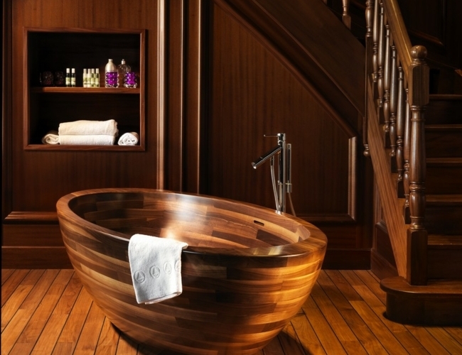 Nussholz Badewanne freistehende Schlafzimmer einrichten komfortable Idee