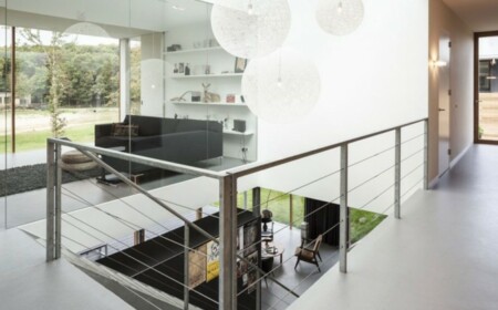 Oberlichter Wohnzimmer Pendelleuchte Treppenhaus Metallgeländer Glas Fassade Flur