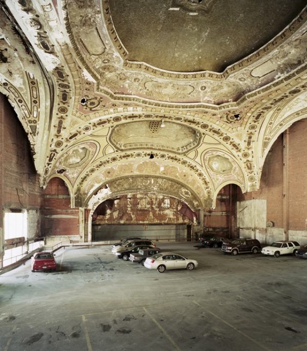 Parkplatz Halle Parkhaus-Michigan Theater Gebäude ruiniert Detroit