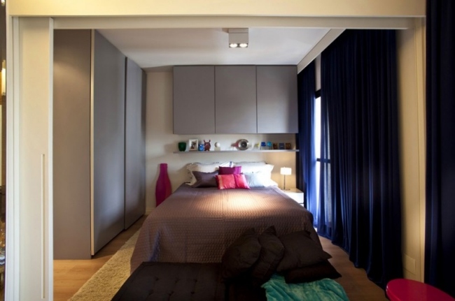 Raumsparende Einrichtungsidee Schlafzimmer-Vorhänge GrifflosTüre Kleiderschrank
