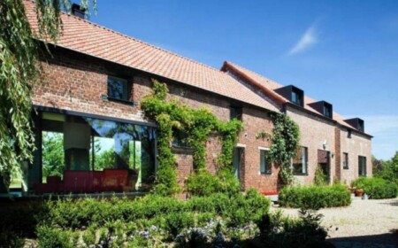 Renoviertes-Landhaus-belgium-farris-studio-grün-ziegelfassade