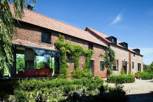 Renoviertes Landhaus belgium farris studio grün ziegelfassade