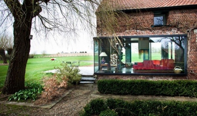 Renoviertes Landhaus fassade glas box natürliches licht