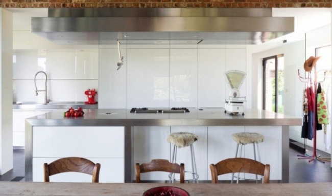 Renoviertes Landhaus moderne einrichtung hochglanz küche weiß