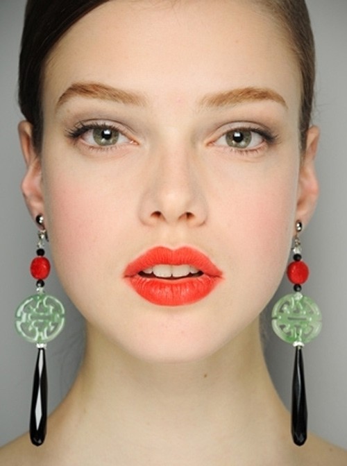 Rot kräftig Lippenstift-auftragen verführerische Schminke Ideen-Rouge Gloss-Creme Eyeliner