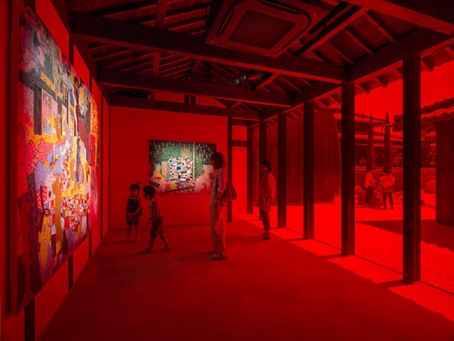Rotes Zimmer täuschnde Wahrnehmung Museum Gemälde Wand Gestaltung Lichtreflexe