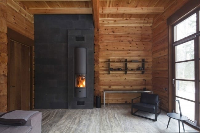 Design Haus im Wald-Rustikal Interieur-Kamin ofen modern Sessel-schwarz