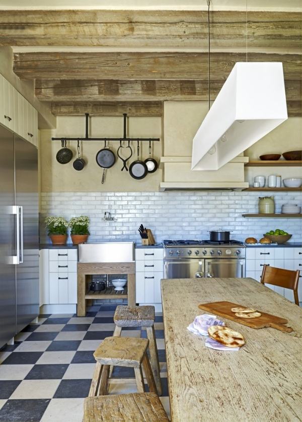 Rustikale Küche Geschirr hängend Küchenrückwand mediterran Hocker-Terrakotta Fliesen-Balken Kochinsel