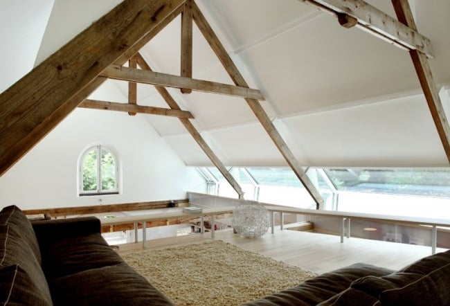 Rustikales Haus Design Ausbau Balken-Fenster Öffnungen-Sofa Set