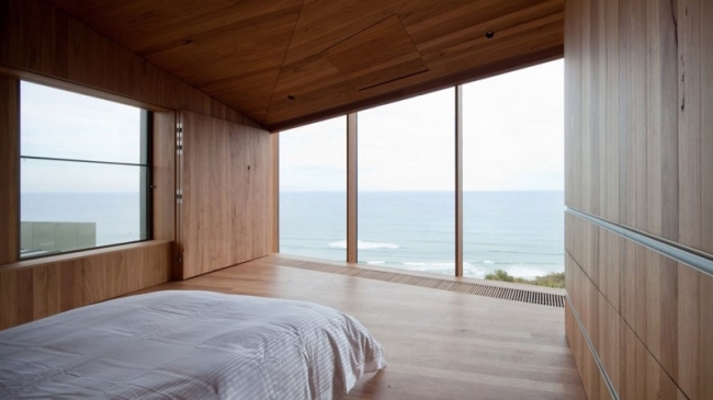 Schlafzimmer Dachschräge Glaswand-Panoramablicke Holz Belag schlicht puristisch