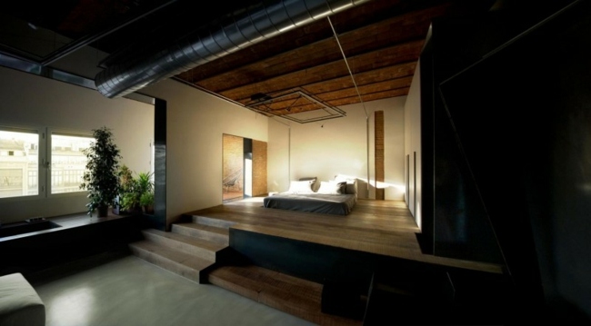 Schlafzimmer Holzboden weiße Wände Treppe industrieller Wohnstil