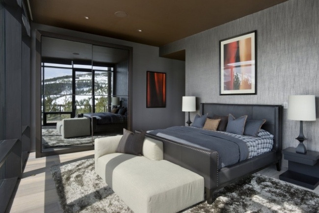 Schlafbereich Einrichtungsideen graue Wandfarbe-Spiegelwand stilvolle Einrichtung-vollverglaste Fassade
