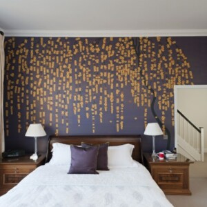 Schlafzimmer Tapeten lila goldene Farbe Natur Muster klassische Möbel