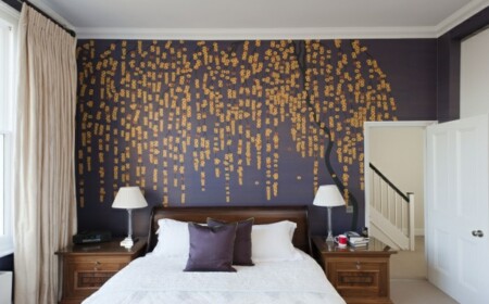 Schlafzimmer Tapeten lila goldene Farbe Natur Muster klassische Möbel