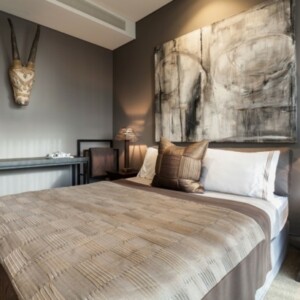 Schlafzimmer einrichten moderne Kunst Deko Wand Bild Skulptur Antilopenkopf