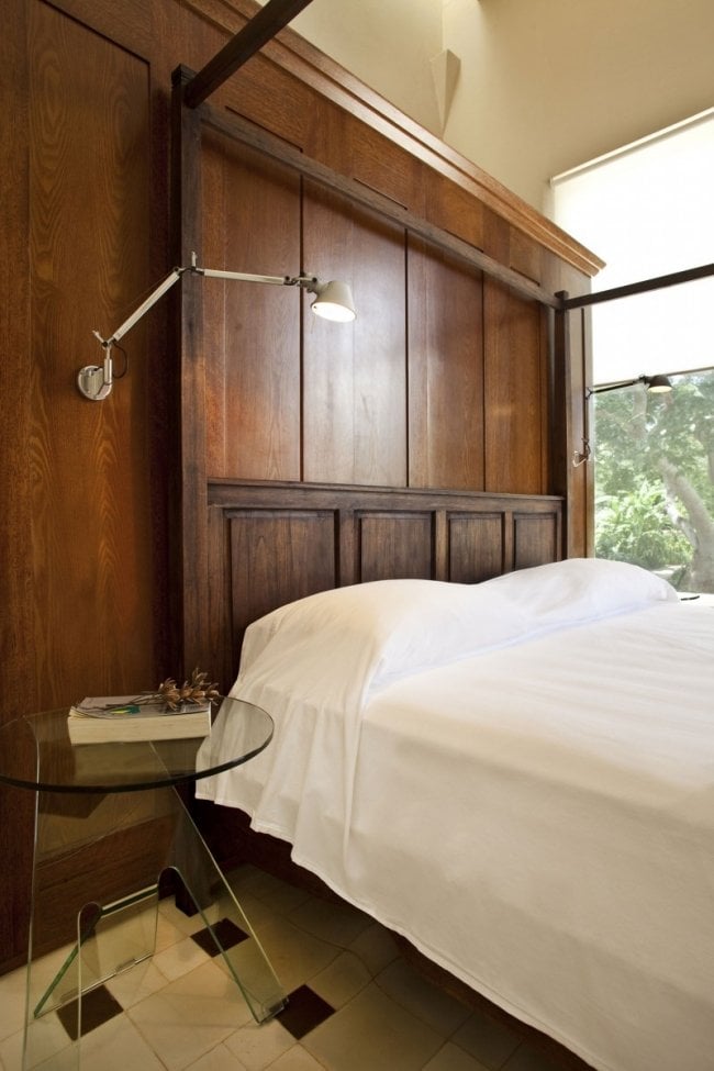Schlafzimmer im Kolonialstil-Holz Wandverkleidung traditional Transparent-Nachttisch