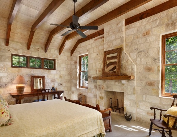 Schlafzimmer Möbel rustik Balken sichtbar eingebaut Kamin Kalkstein Bodenbelag-Italienisch Design