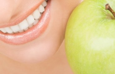 Schöne gesaunde Zähne richtige Zahnpflege-Ratgeber gelber Apfel