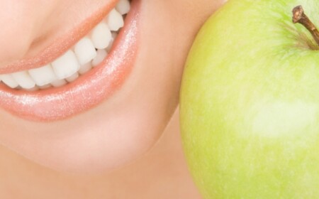 Schöne gesaunde Zähne richtige Zahnpflege-Ratgeber gelber Apfel