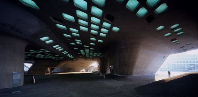 Phaeno WIssenschaftsmuseum spektakulärer Betongebäudekörper Beleuchtung-Design-Licht-Inszenierung