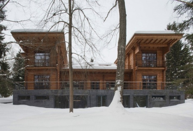 Symmetrisches Haus Flachdach Modern-auskragendes Dach Wald Schneelandschaft