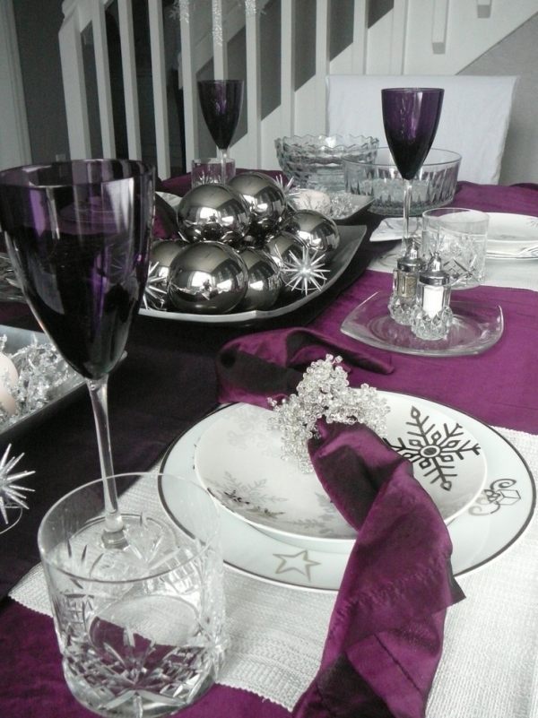 Tafelgeschirr deko Ideen weihnachten-Lila TischläuferSchneeflöckchen Kugeln-glänzend Silbern