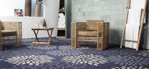 Teppichboden verlegen Tipps blau Lila Florale Muster Rattan-Stühle