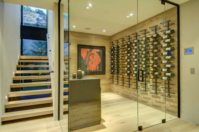 Einrichtung Weinkeller Glas Wand Treppe Holz Boden