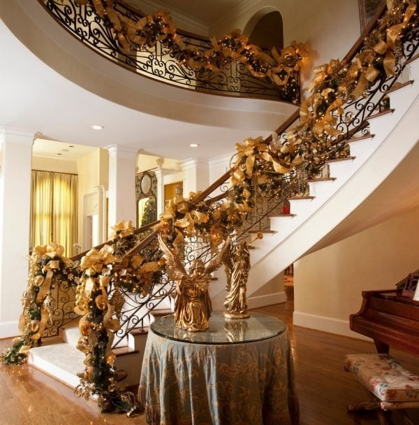 Treppen Dekorieren-advent Gold Nuancen-Girlanden Regina-Gust Designs-Mediterranes-Interieur