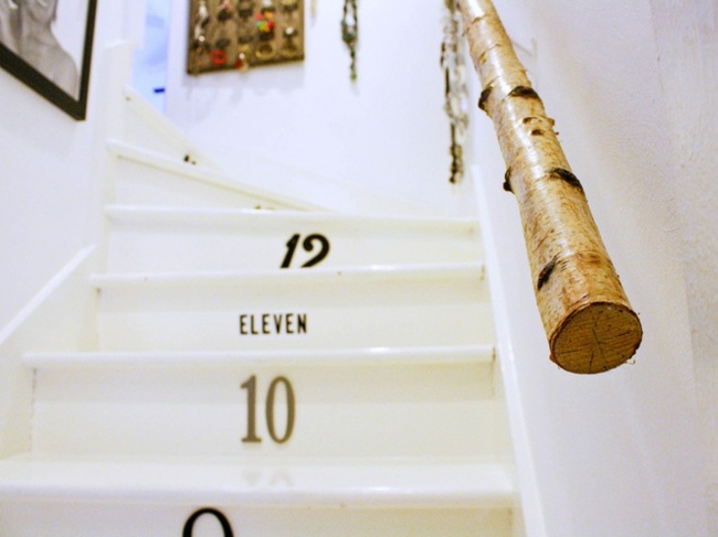 Baumzweig Geländer Treppe Ziffer weiße Farbe
