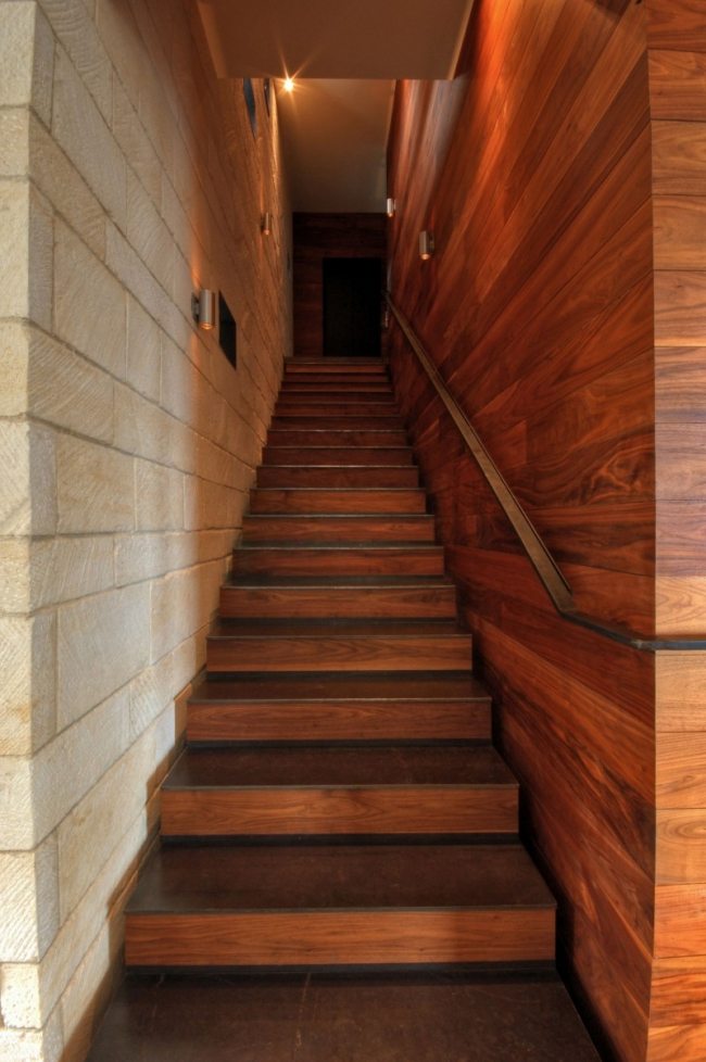 Treppenhaus Innendesign Wandverkleidung-Holz Maserung Ziegelmauer Wand
