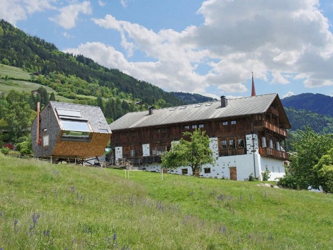 Ufogel-Ferienhaus Osttirol Österreich schwebend über der Wiese