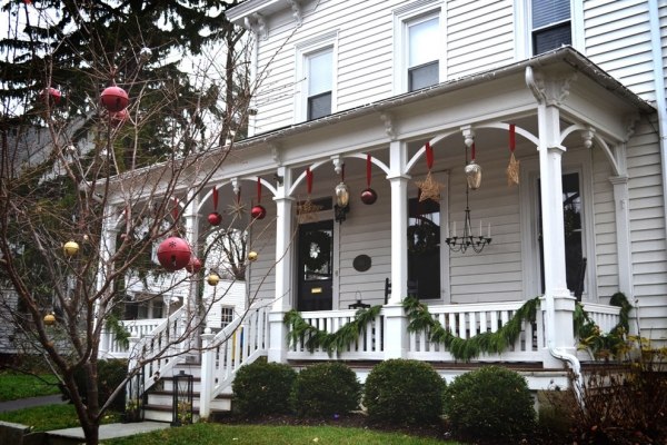 Veranda Hauseingang weihnachtlich Dekorieren Christbaumkugeln-rot hängen