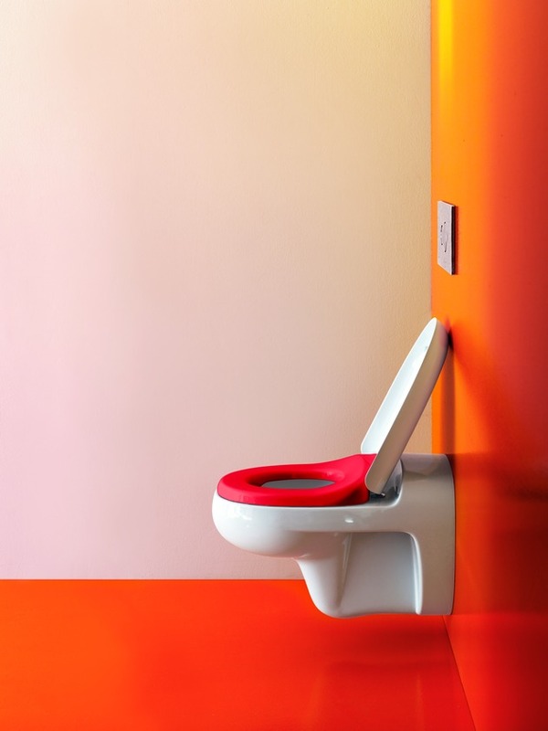 Wandgehängtes WC Toilettendeckel farbenfroh Rot knallige Farben
