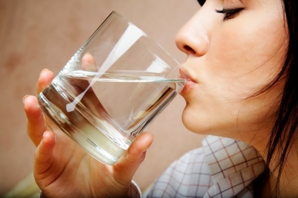 Mineralwasser Trinken-Körper Entgiftung entschlackung-Tipps gesunde Ernährung