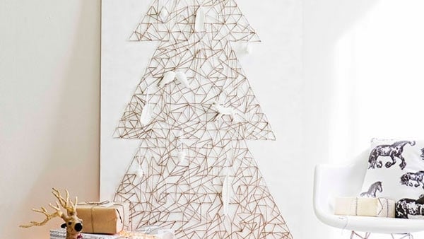 Weihnachtsdeko Wand Weihnachtsbaum Draht selber machen weiße Papier Vögel