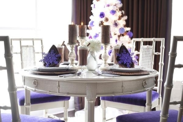 Weihnachtsdeko tisch lila weiß silberne kerzen kerzenständer