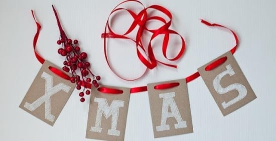Weihnachtsgirlande rotes Farbene bänder-schnüren Buchstaben Pappe karton 