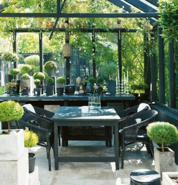 Wintergarten Glasdach einrichten Metallkonstruktion Ikebana Baumkunst Rattanmöbel-schwarz 