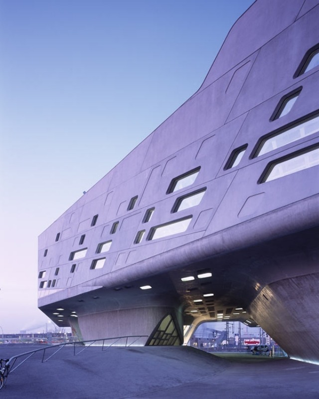 Wissenschaftsmuseum Phaeno konstruktion Hadid-Wolfsburg-Fassadengestaltung-Fenster-Öffnungen