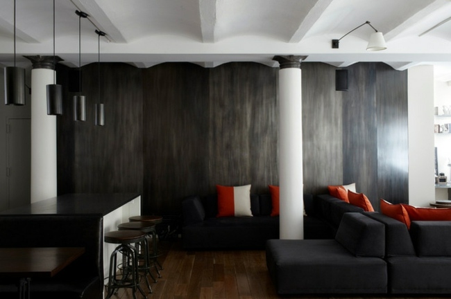 Loft Wohnung graue Betonwände dunkle Möbel