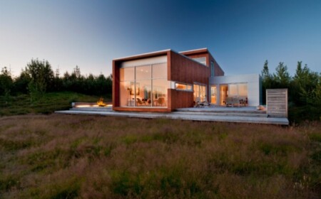 Ökologisches Haus passiv Glasfront Flachdach Holzfassade-Verkleidung Holzdeck