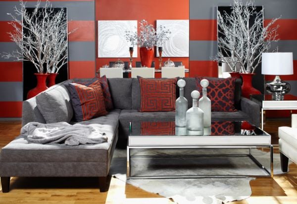 Wand grau rot Holzboden Polstermöbel