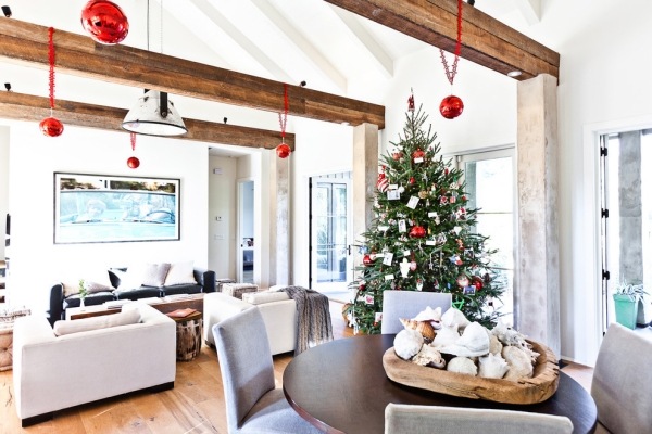 Wohnzimmer Weihnachten-ideen sichtbare Balken Christbaumkugeln rot Schmuck