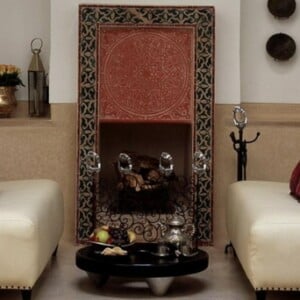 Wohnzimmer orientalischer Stil Deko Kissen weißes Sofa Set Kamin Ornamente weiß beige rot