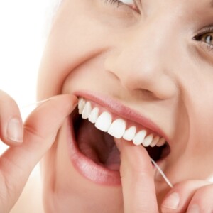 Zahnseide Zähne putzen Mundhygiene Pflegetipps